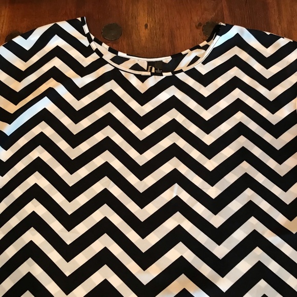 Black & White Chevron Print Top - Picture 2 of 6
